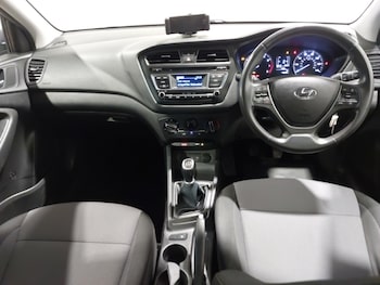 Used Hyundai i20 2017 for sale - 76924913: Photo