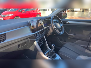 Used Volkswagen T-Roc 2022 for sale - 76352032: Photo