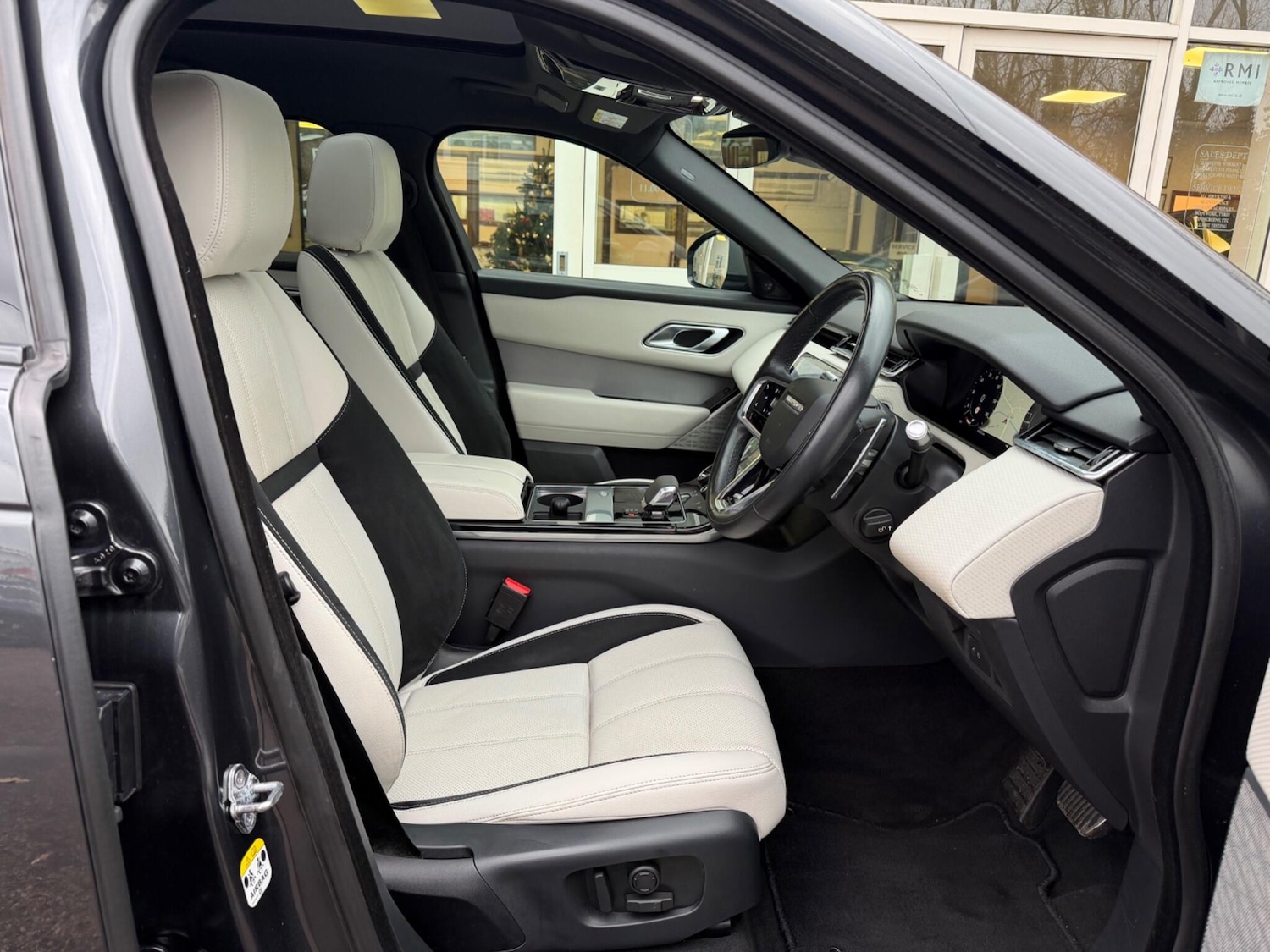 Used Land Rover Range Rover Velar 2021 for sale - 76855619: Photo 2