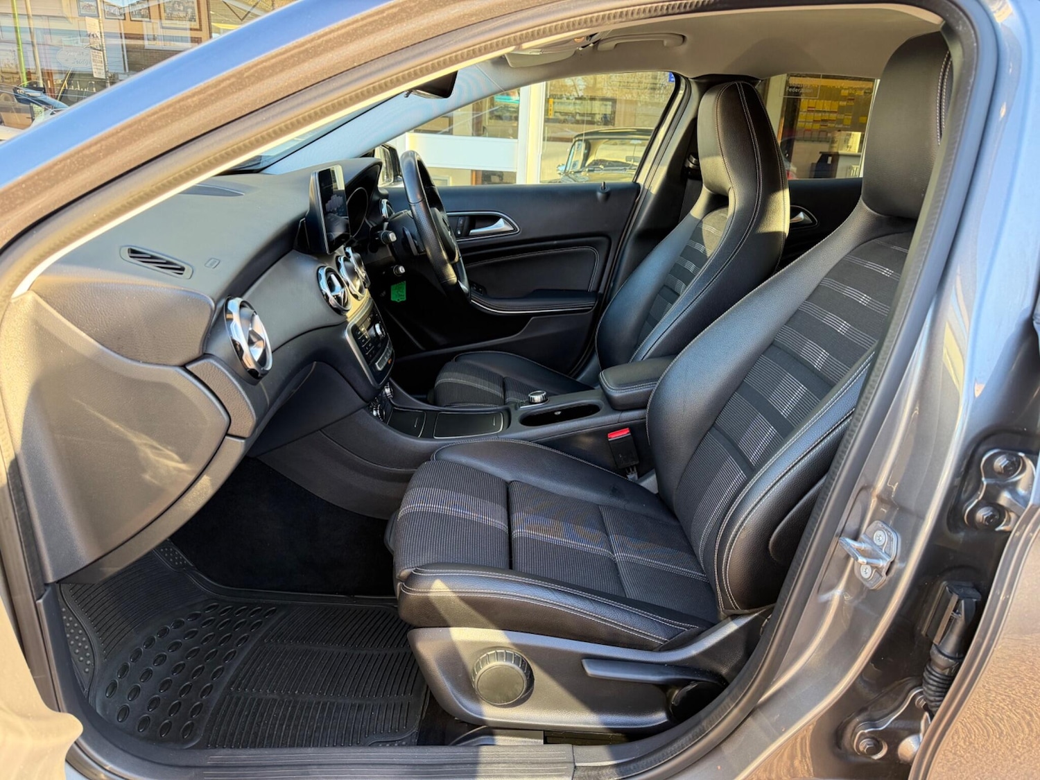 Used Mercedes-Benz GLA 2020 for sale - 76671509: Photo 2