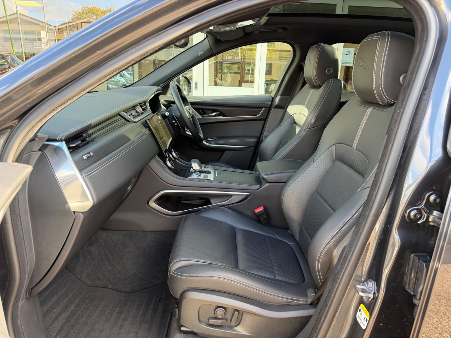 Used Jaguar F-Pace 2023 for sale - 76307697: Photo 2