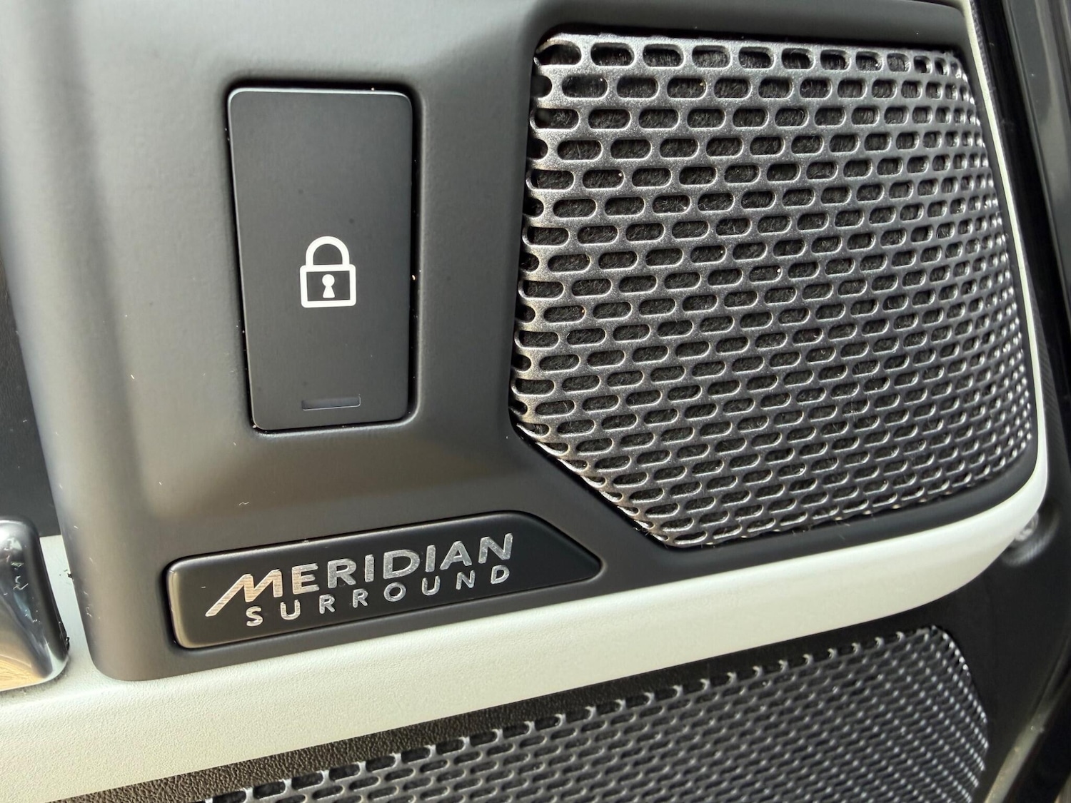 Used Land Rover Defender 2023 for sale - 77411887: Photo 12