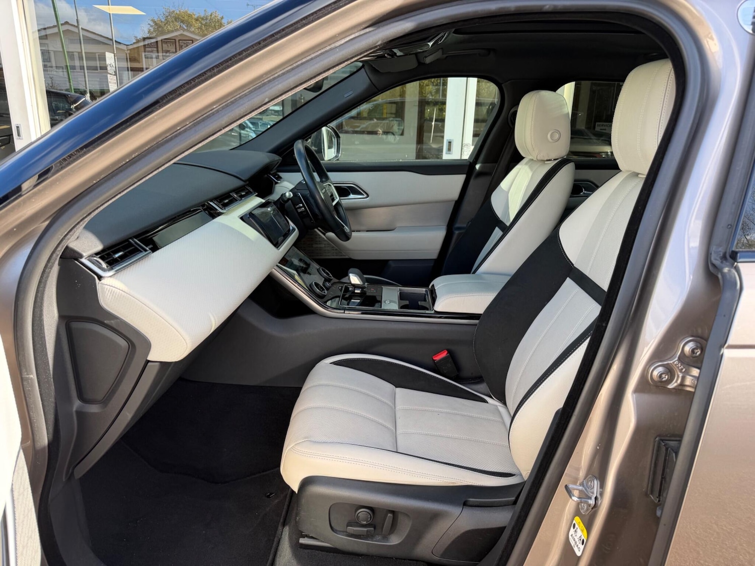 Used Land Rover Range Rover Velar 2021 for sale - 76370906: Photo 2