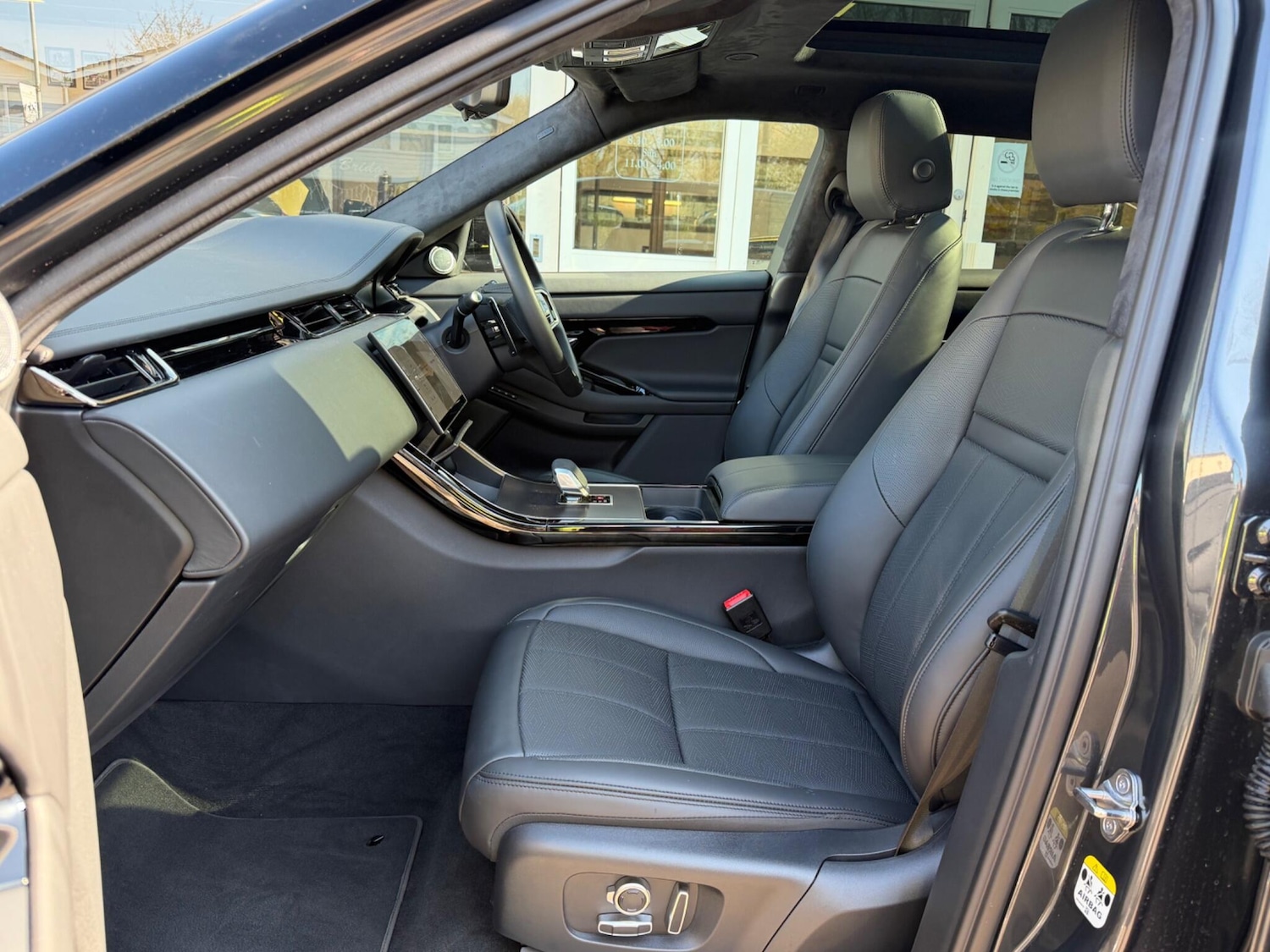 Used Land Rover Range Rover Evoque 2025 for sale - 77982406: Photo 2