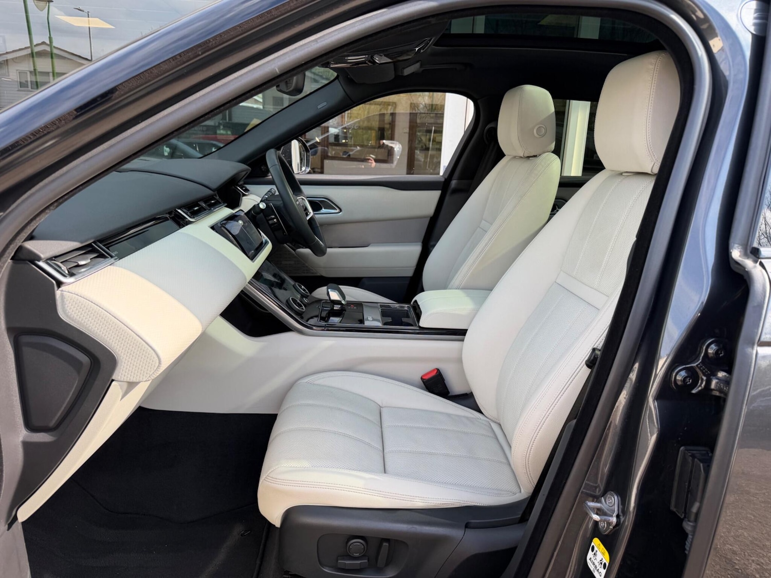 Used Land Rover Range Rover Velar 2023 for sale - 78148332: Photo 2