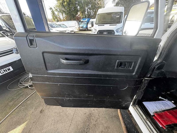 Used Land Rover Defender 110 2015 for sale - 75123102: Photo 38