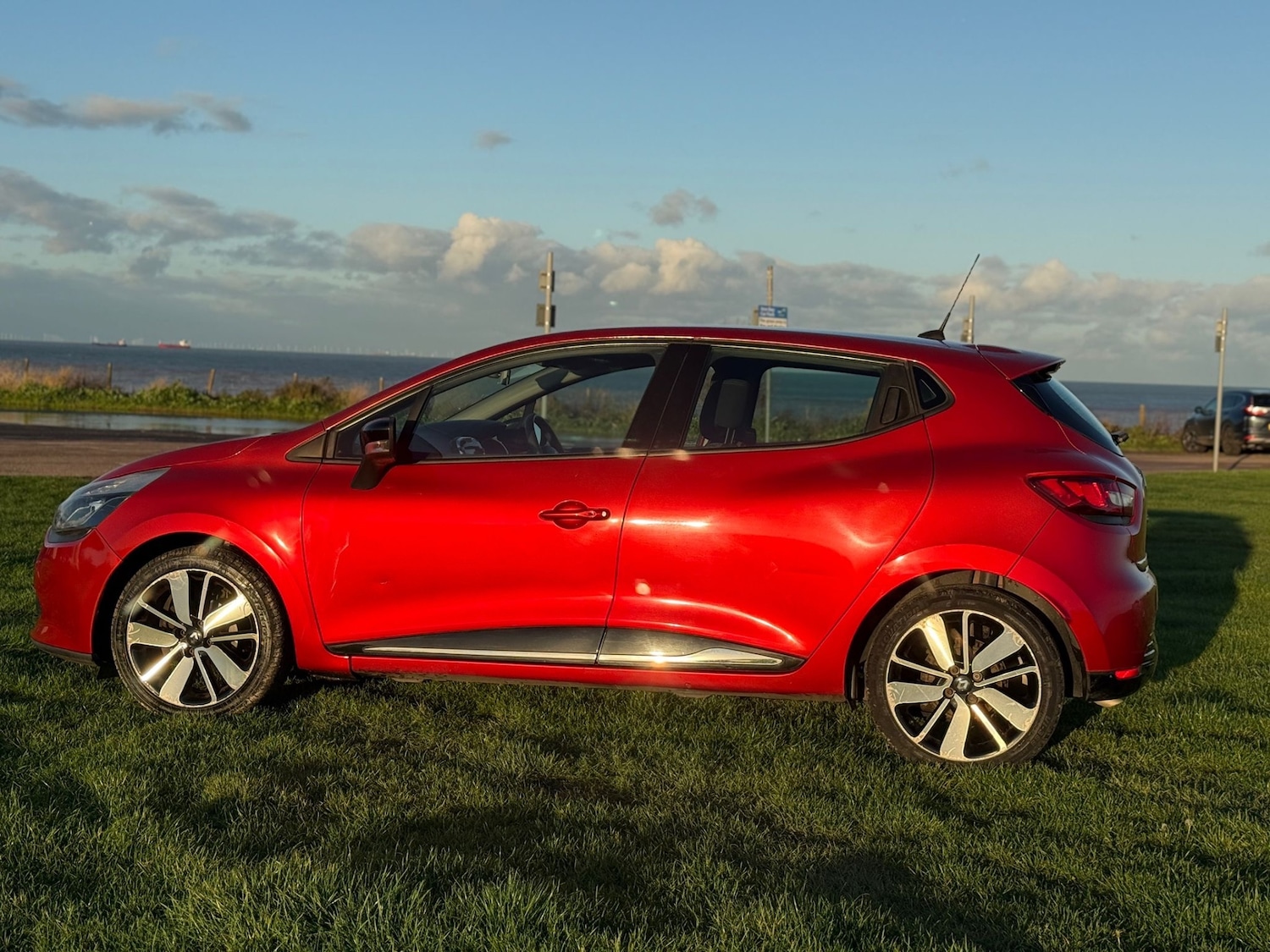 Used Renault Clio 2013 for sale - 76897228: Photo 2