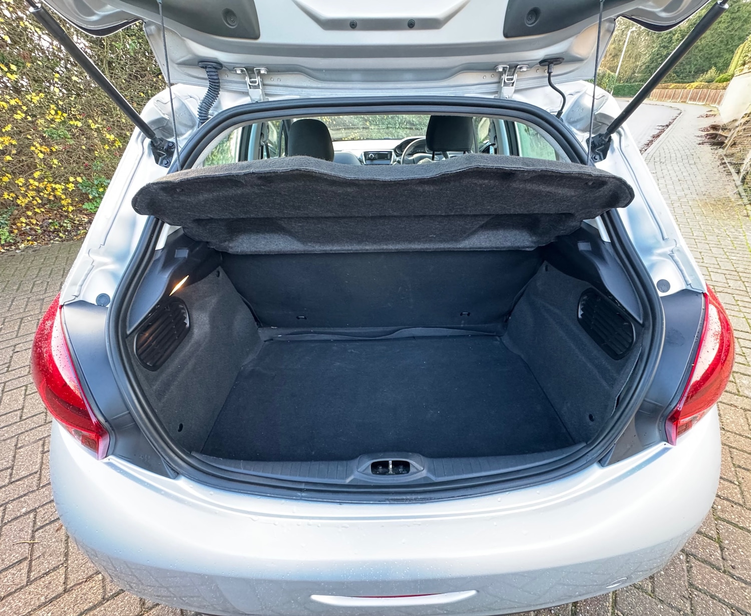 Used Peugeot 208 2017 for sale - 76819320: Photo 8