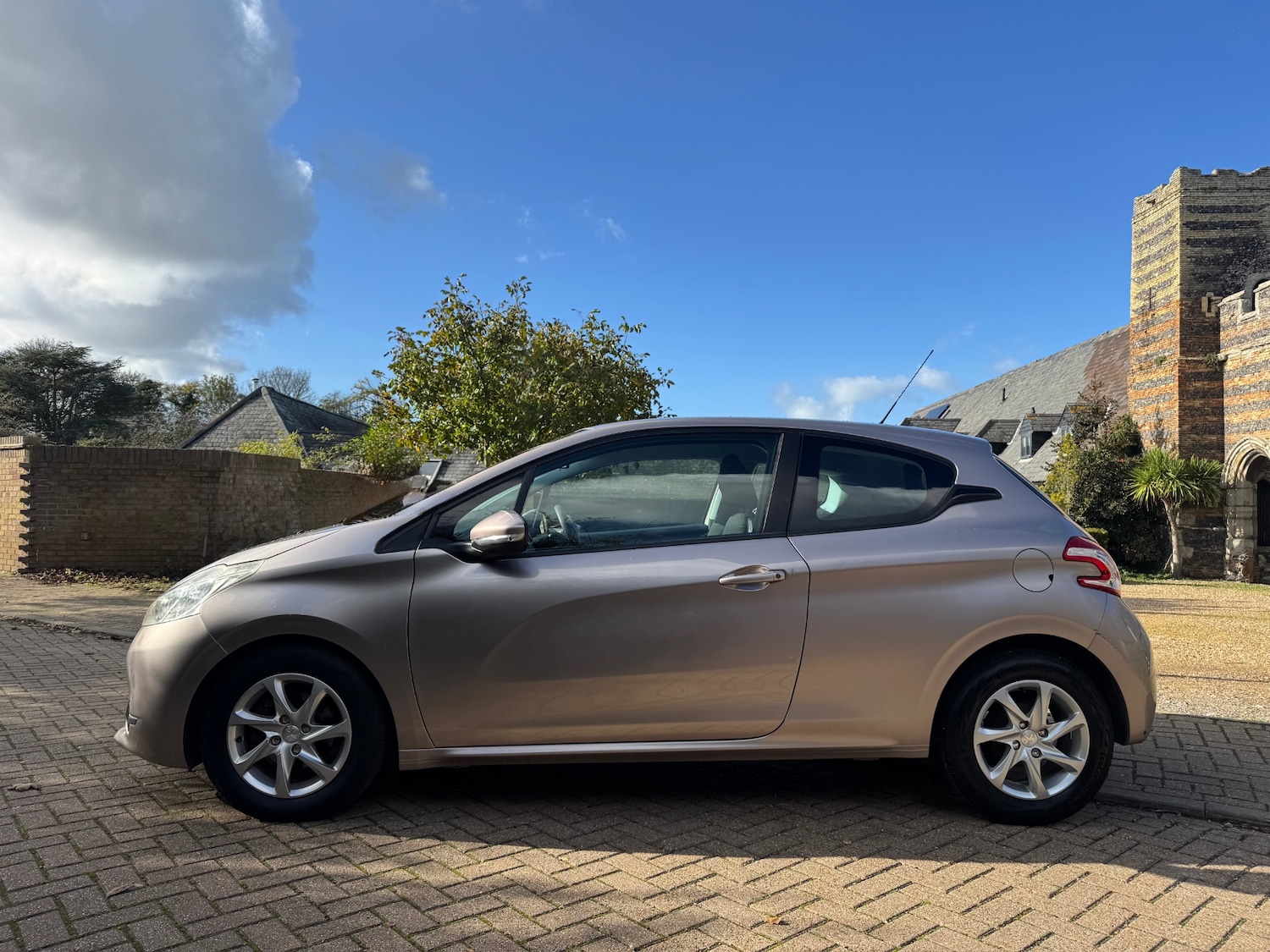Used Peugeot 208 2015 for sale - 76449403: Photo 2