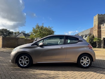 Used Peugeot 208 2015 for sale - 76449403: Photo
