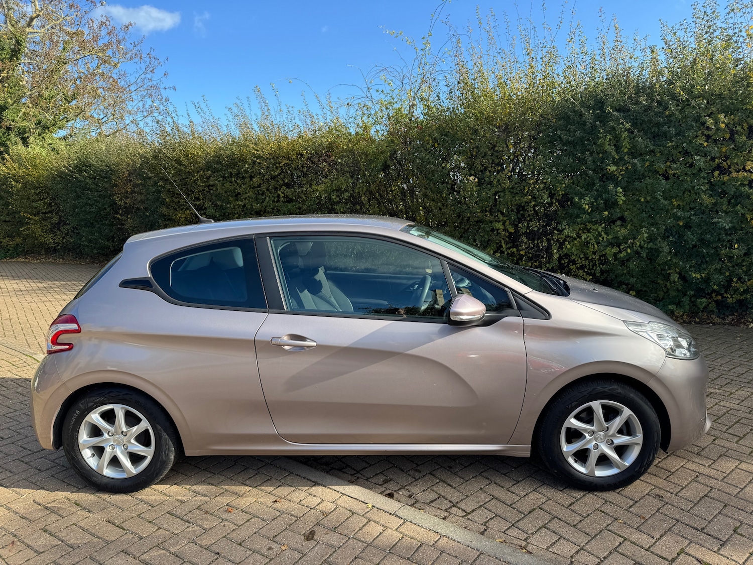 Used Peugeot 208 2015 for sale - 76449403: Photo 3
