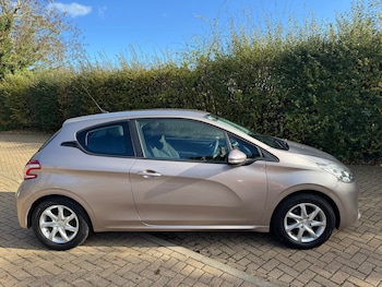 Used Peugeot 208 2015 for sale - 76449403: Photo