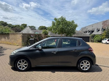 Used Peugeot 208 2014 for sale - 75295556: Photo