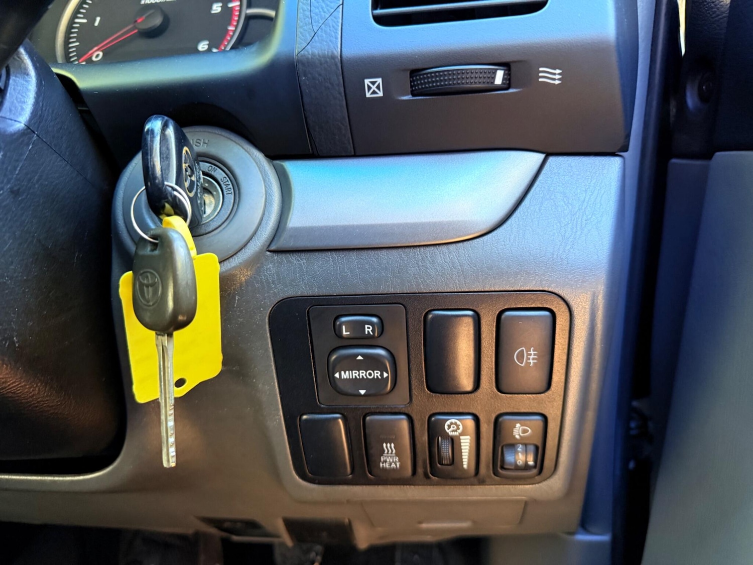 Used Toyota Land Cruiser 2004 for sale - 77229905: Photo 48