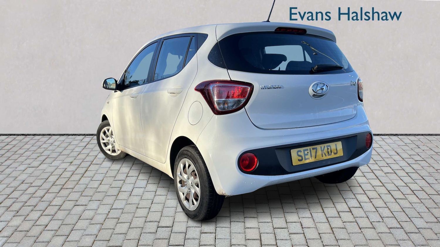 Used Hyundai i10 2017 for sale - 76704994: Photo 2