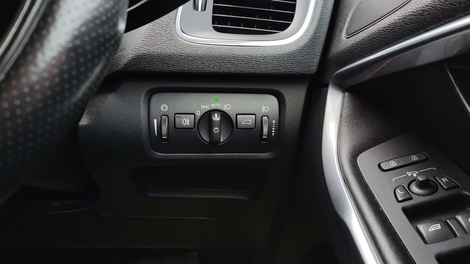 Used Volvo V40 2015 for sale - 76310858: Photo 21