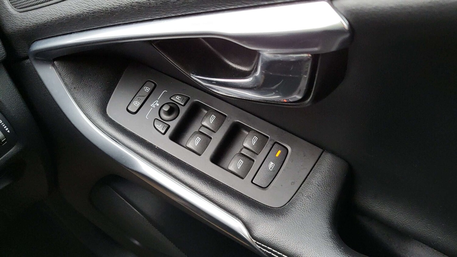 Used Volvo V40 2015 for sale - 76310858: Photo 25