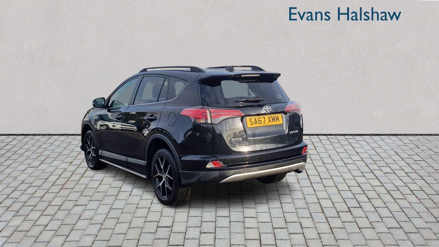 Used Toyota RAV4 2017 for sale - 76390709: Photo 4