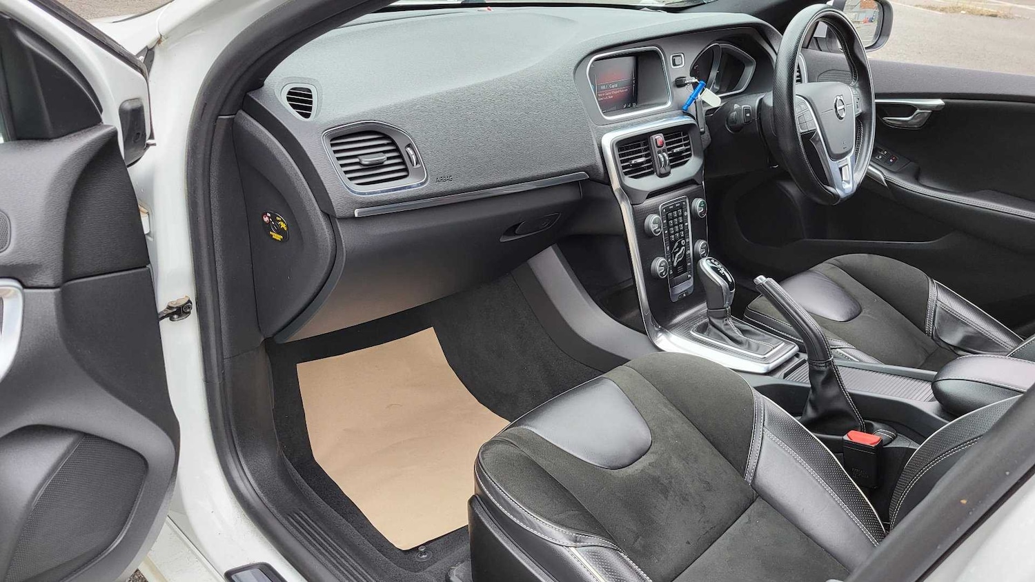 Used Volvo V40 2017 for sale - 76851555: Photo 14