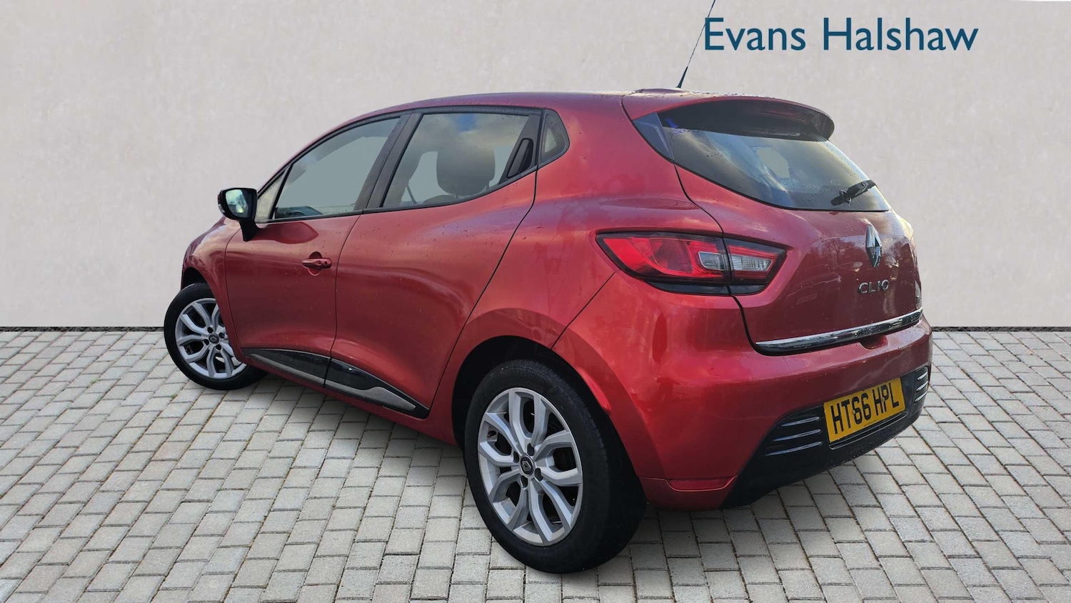 Used Renault Clio 2017 for sale - 76745980: Photo 2