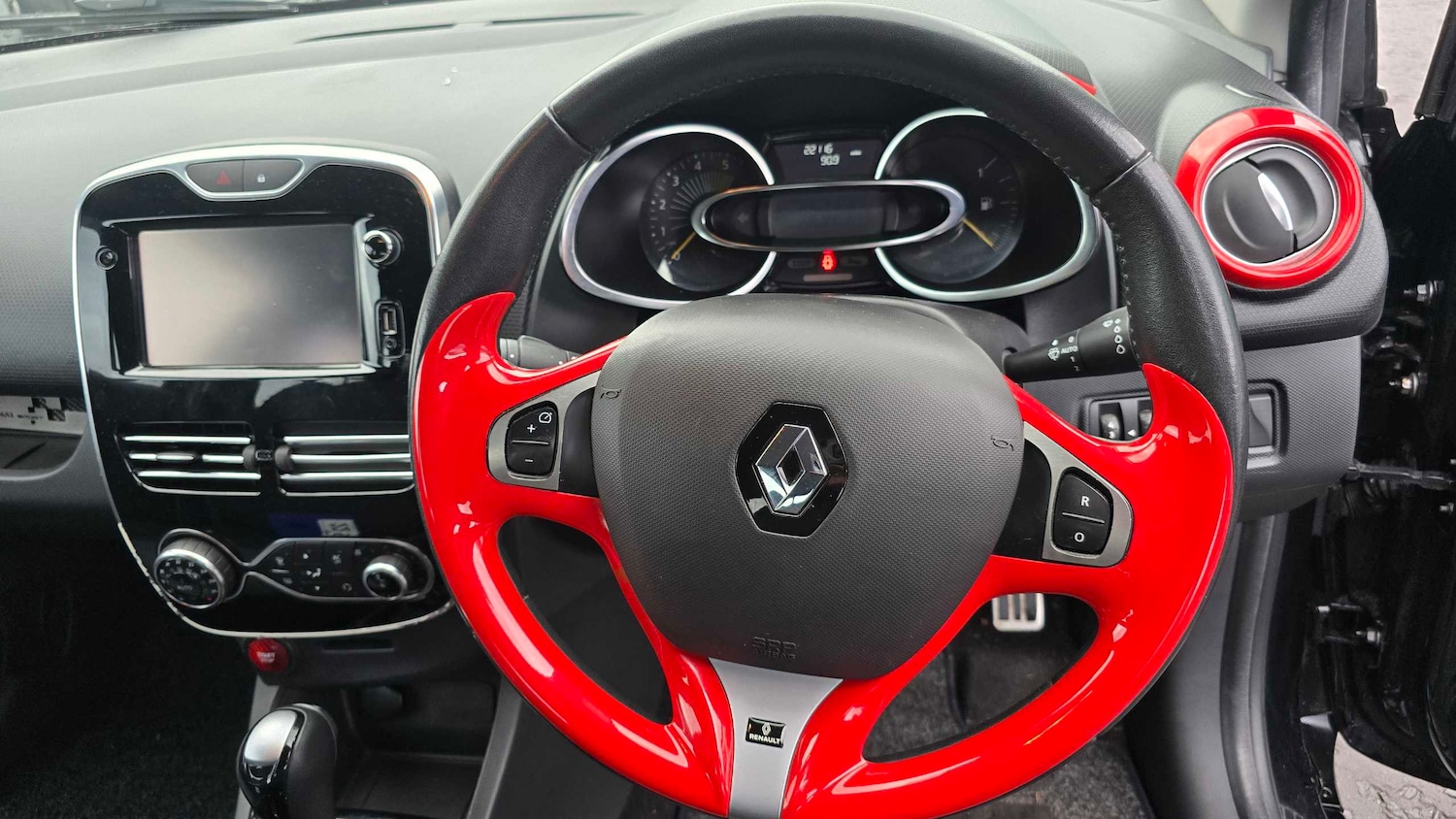Used Renault Clio 2015 for sale - 77458481: Photo 11