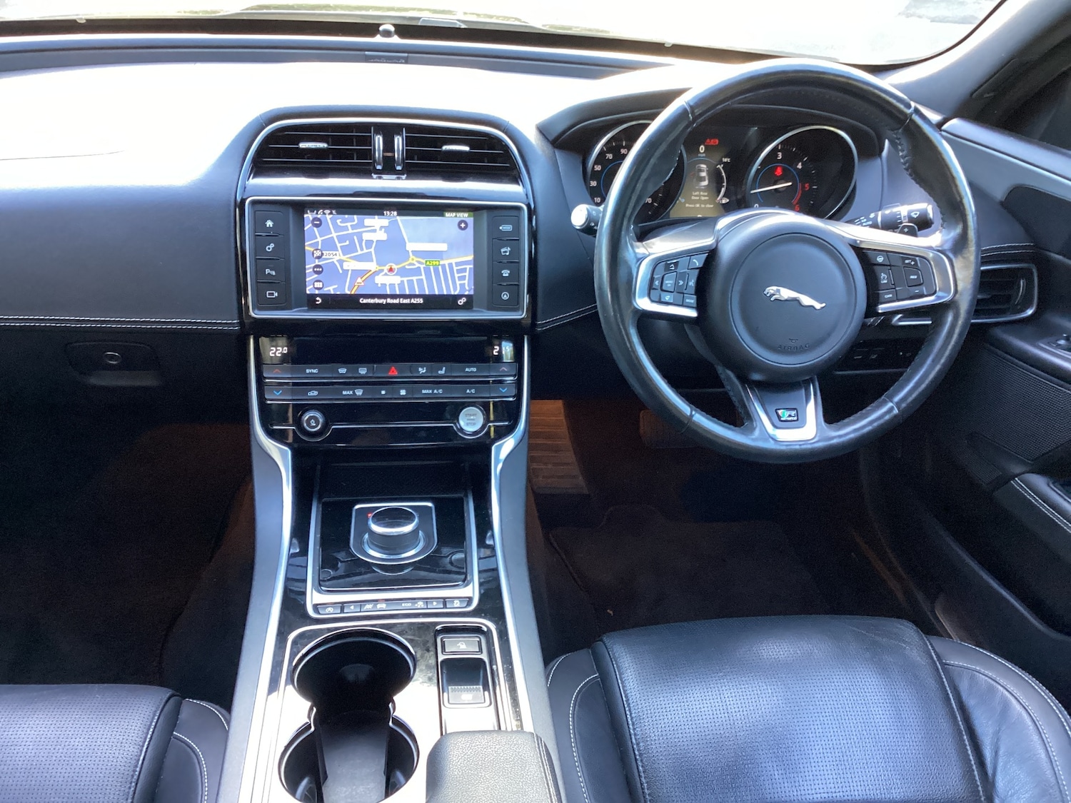 Used Jaguar XE 2016 for sale - 76518661: Photo 2