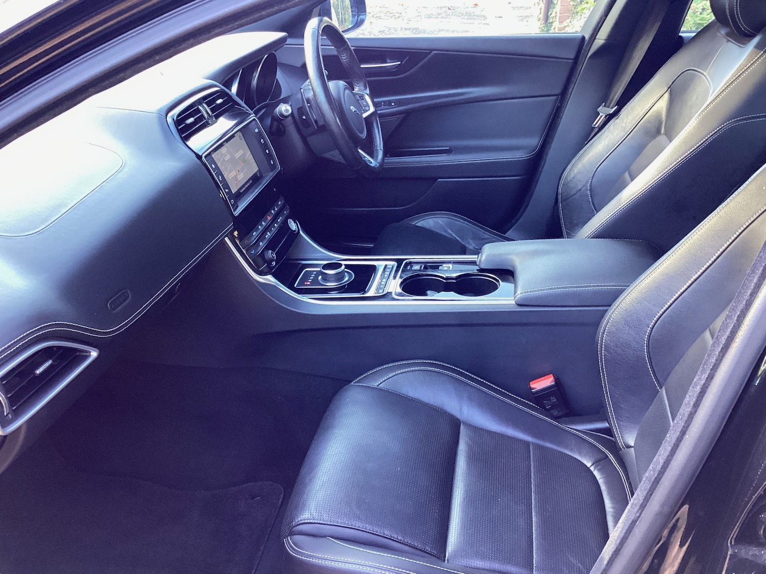 Used Jaguar XE 2016 for sale - 76518661: Photo 4