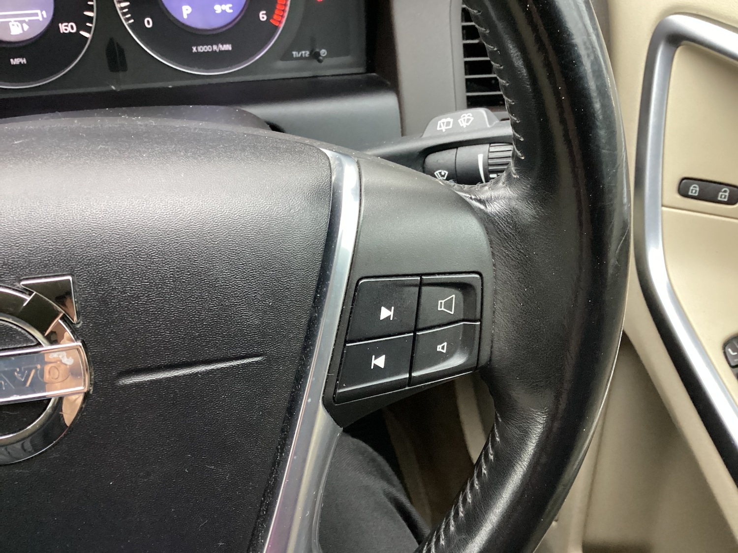 Used Volvo XC60 2009 for sale - 76762859: Photo 25