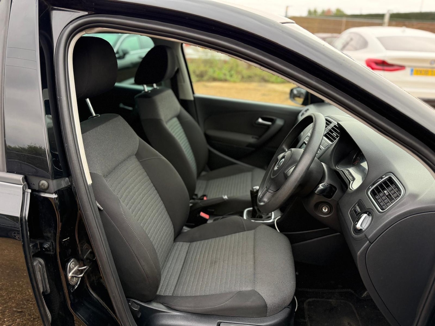 Used Volkswagen Polo 2010 for sale - 76759725: Photo 6