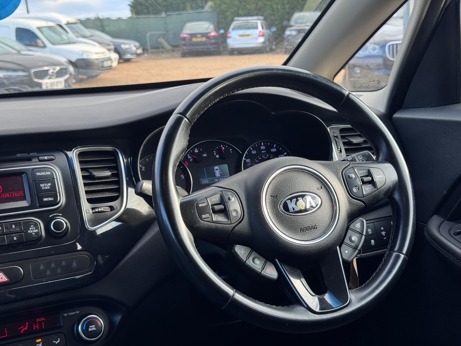 Used Kia Carens 2014 for sale - 76990921: Photo 25