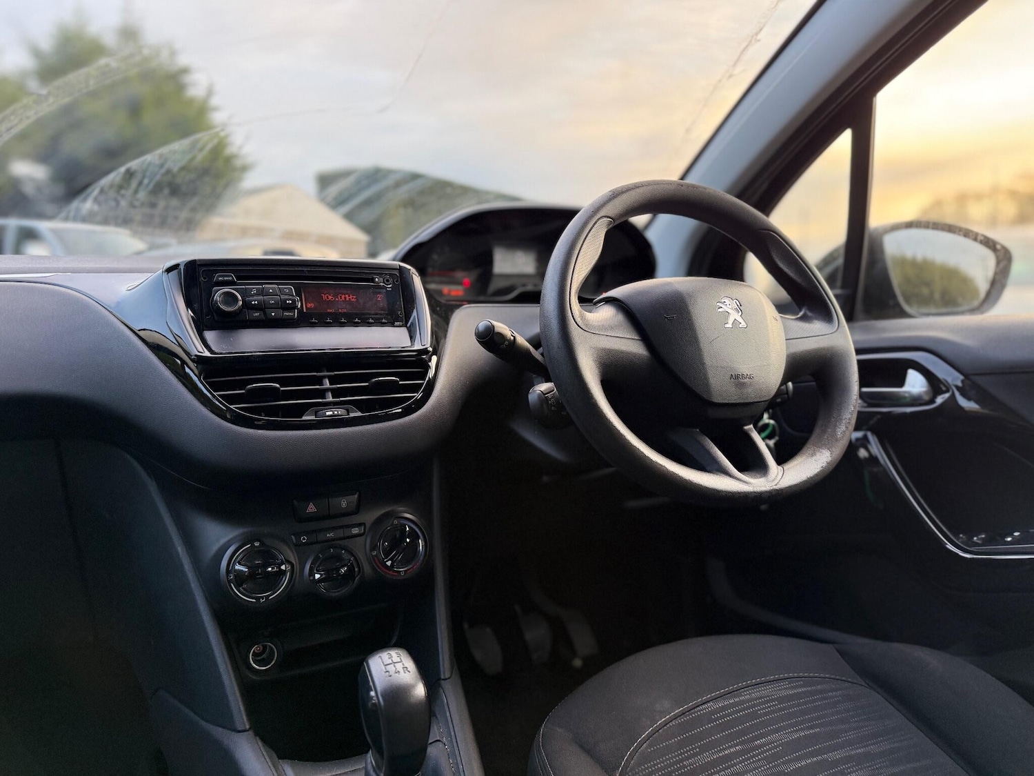 Used Peugeot 208 2015 for sale - 77271392: Photo 3