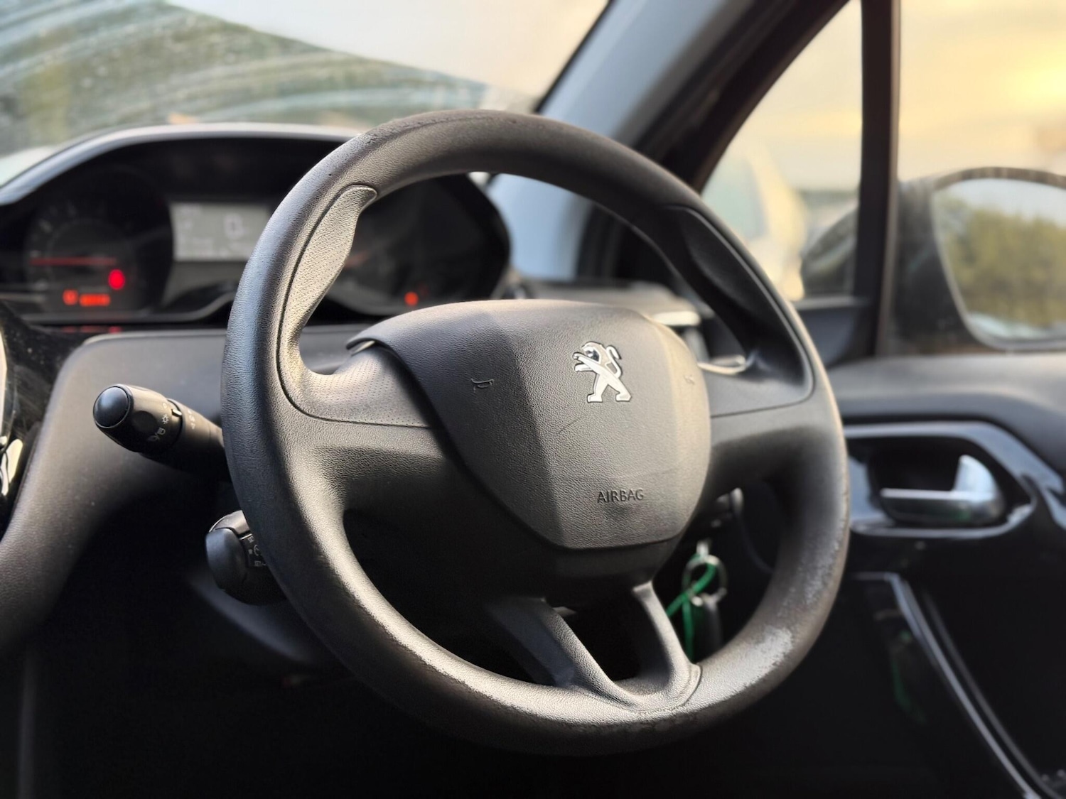 Used Peugeot 208 2015 for sale - 77271392: Photo 4