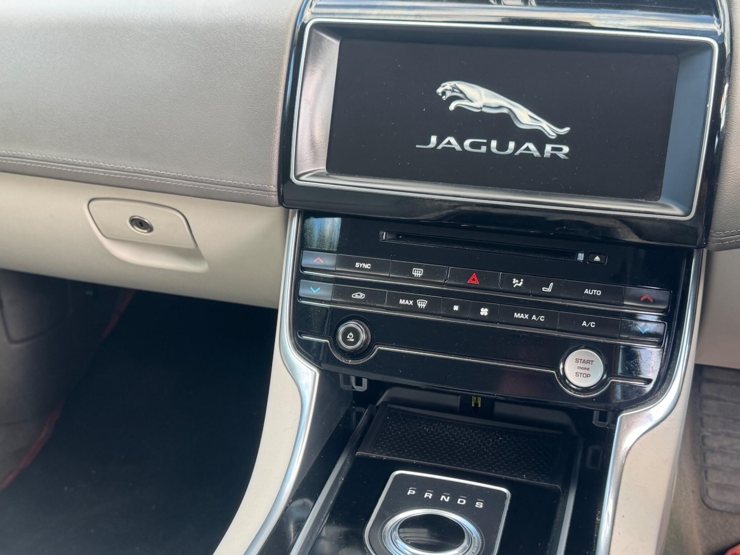 Used Jaguar XE 2016 for sale - 76990568: Photo 4