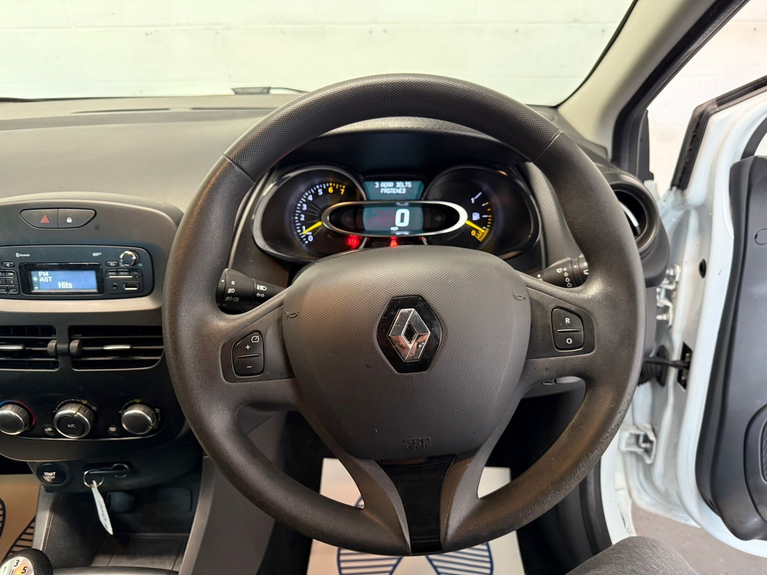 Used Renault Clio 2015 for sale - 76436864: Photo 18