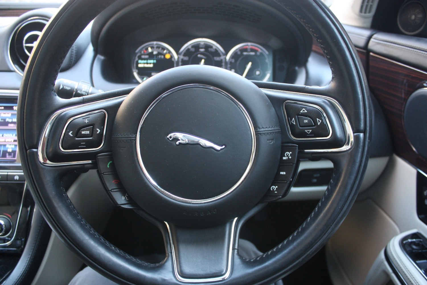 Used Jaguar XJ 2014 for sale - 76666128: Photo 14