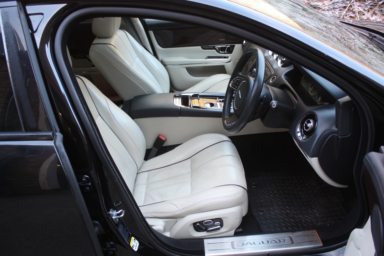 Used Jaguar XJ 2014 for sale - 76666128: Photo 8