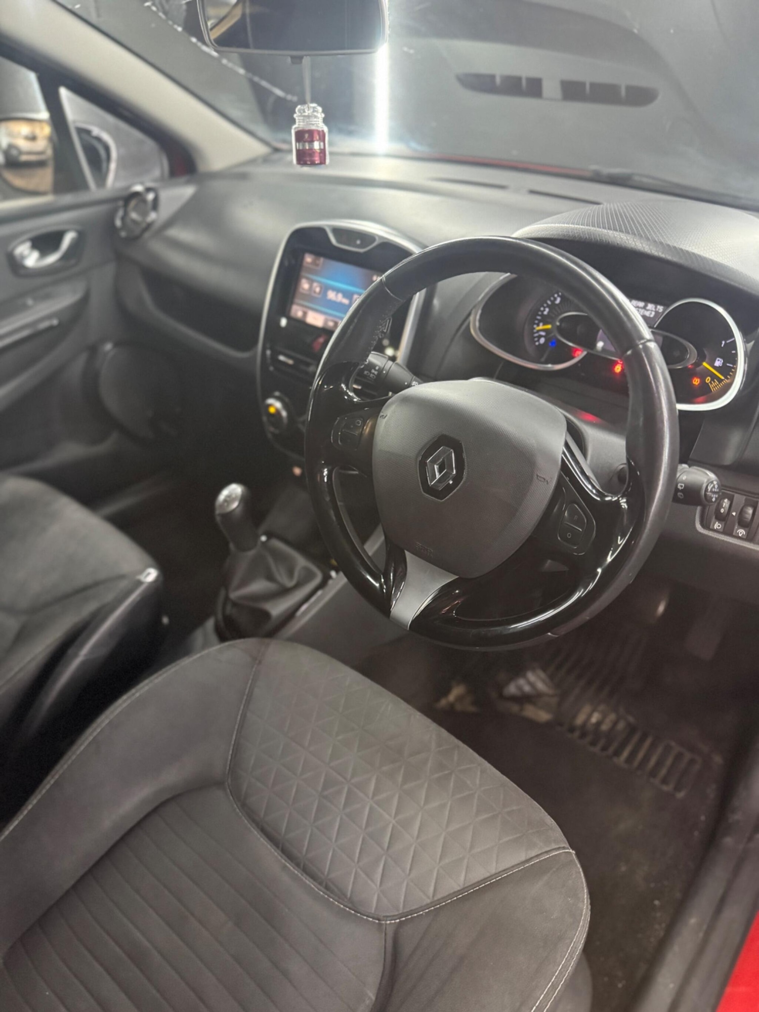 Used Renault Clio 2015 for sale - 76866561: Photo 14