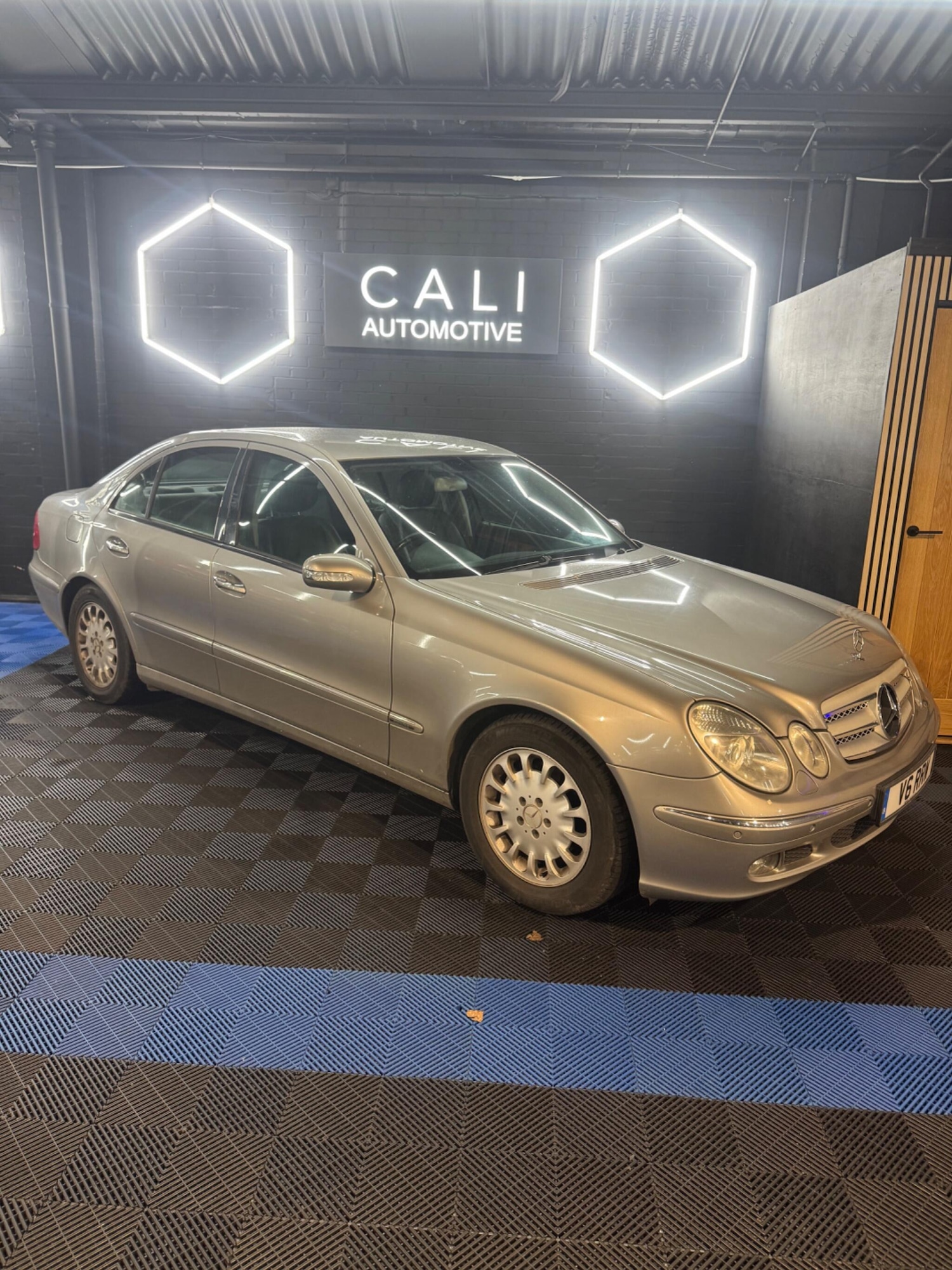 Used Mercedes-Benz E Class 2005 for sale - 77612636: Photo 2