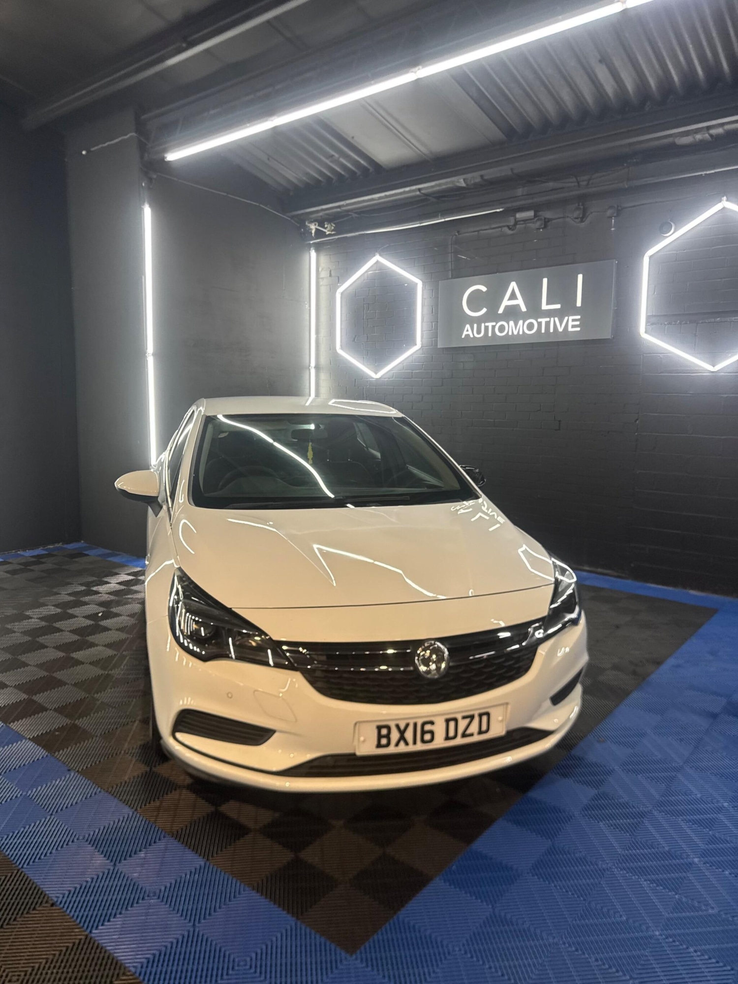 Used Vauxhall Astra 2016 for sale - 77097630: Photo 2