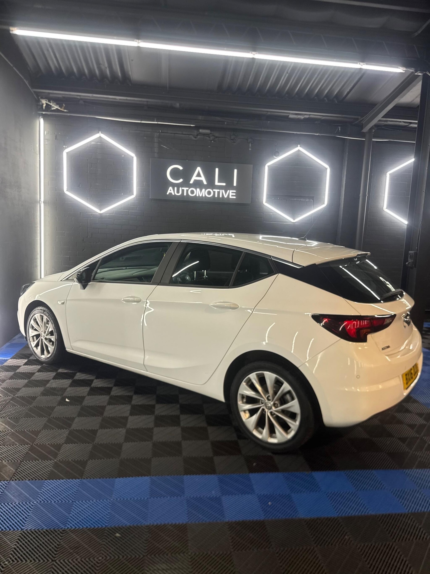 Used Vauxhall Astra 2016 for sale - 77097630: Photo 3