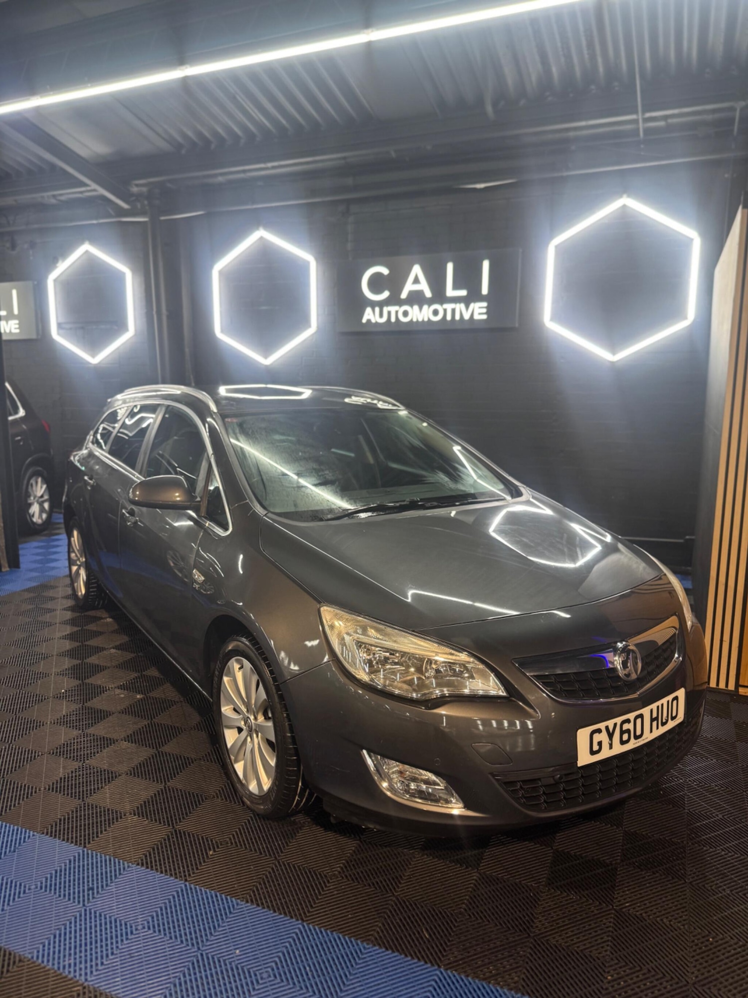 Used Vauxhall Astra 2010 for sale - 77538034: Photo 1