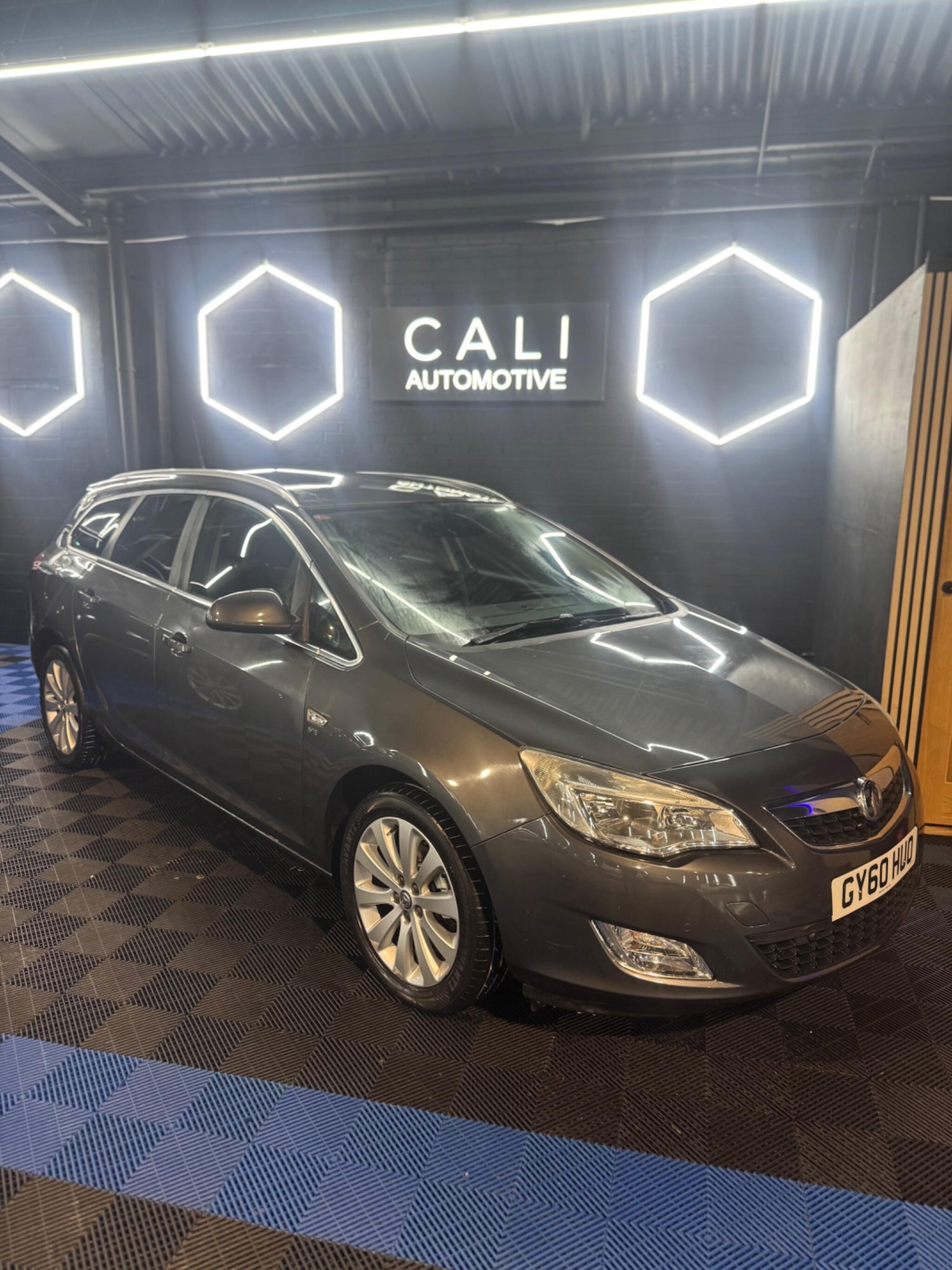 Used Vauxhall Astra 2010 for sale - 77538034: Photo 2