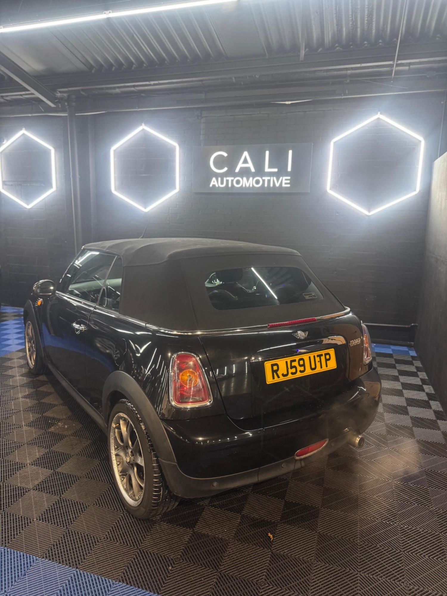 Used MINI Convertible 2010 for sale - 77549993: Photo 10