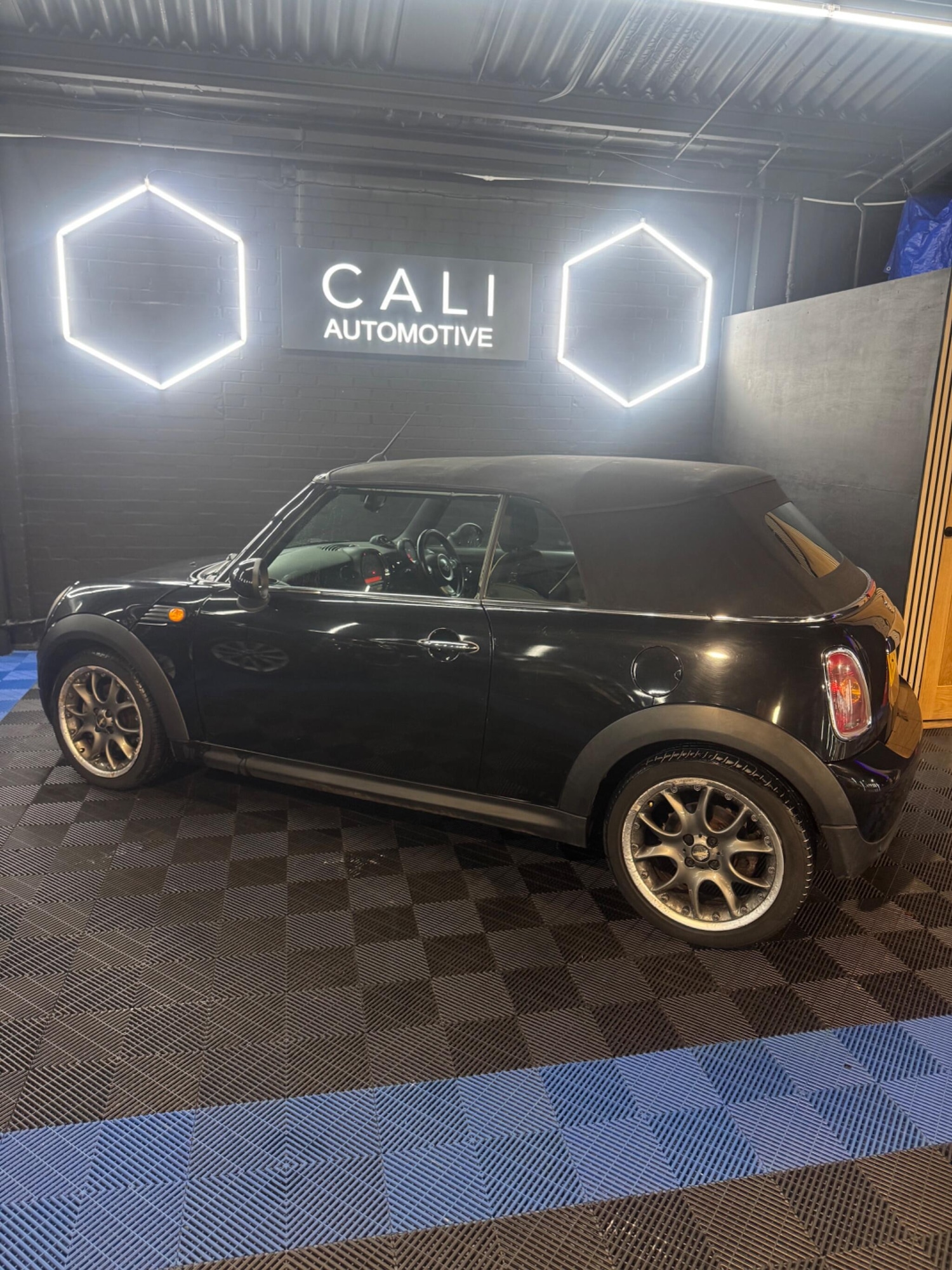 Used MINI Convertible 2010 for sale - 77549993: Photo 13