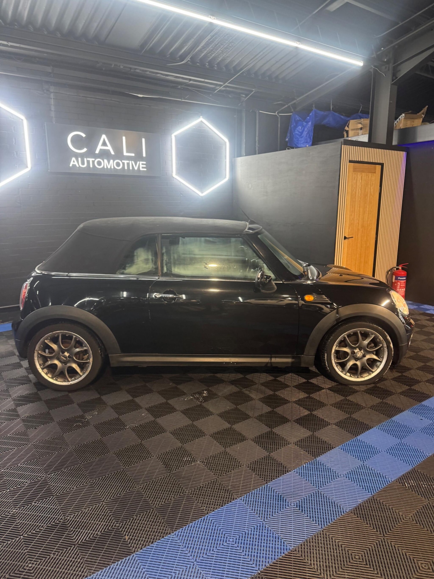 Used MINI Convertible 2010 for sale - 77549993: Photo 15