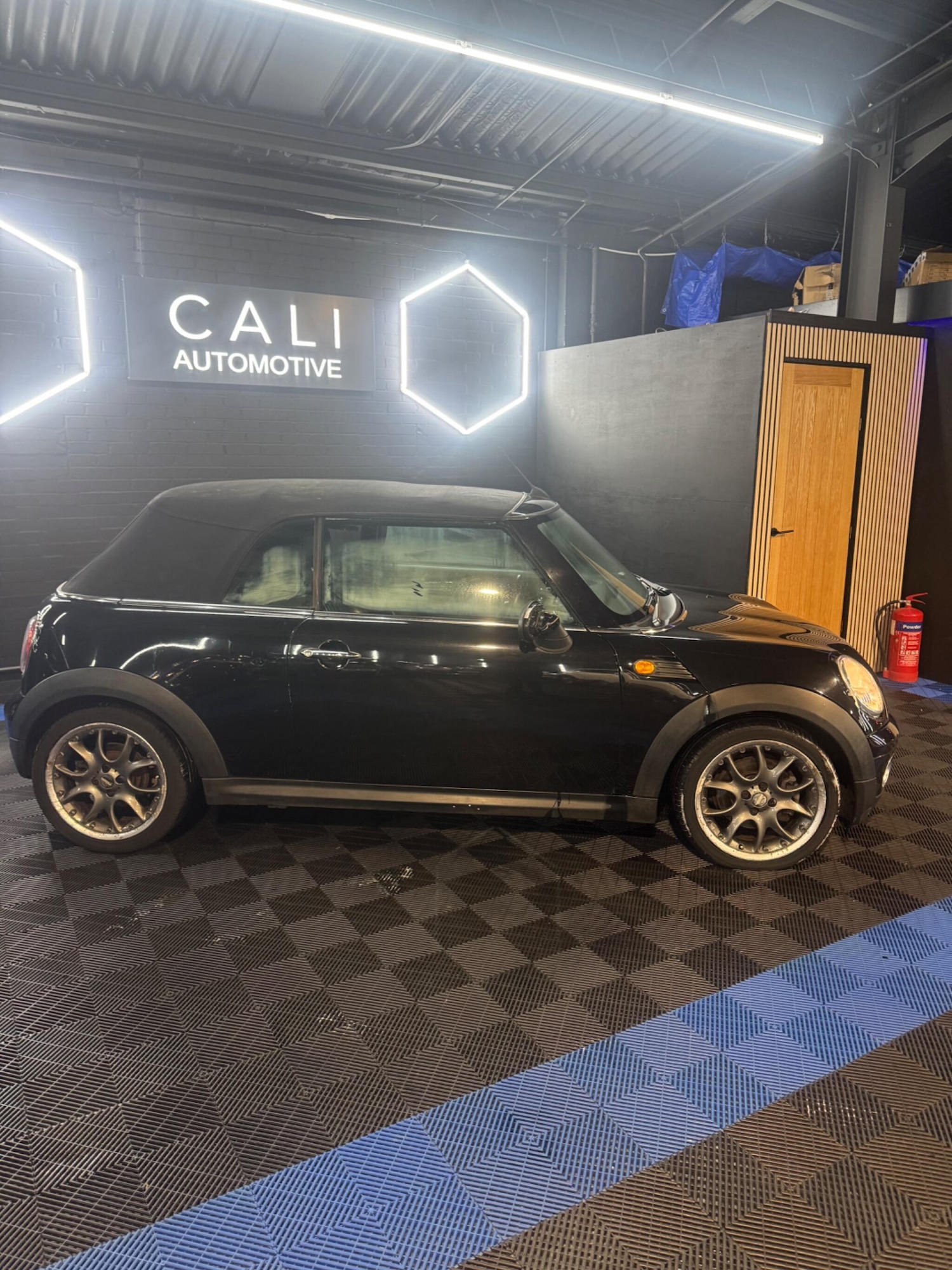 Used MINI Convertible 2010 for sale - 77549993: Photo 16