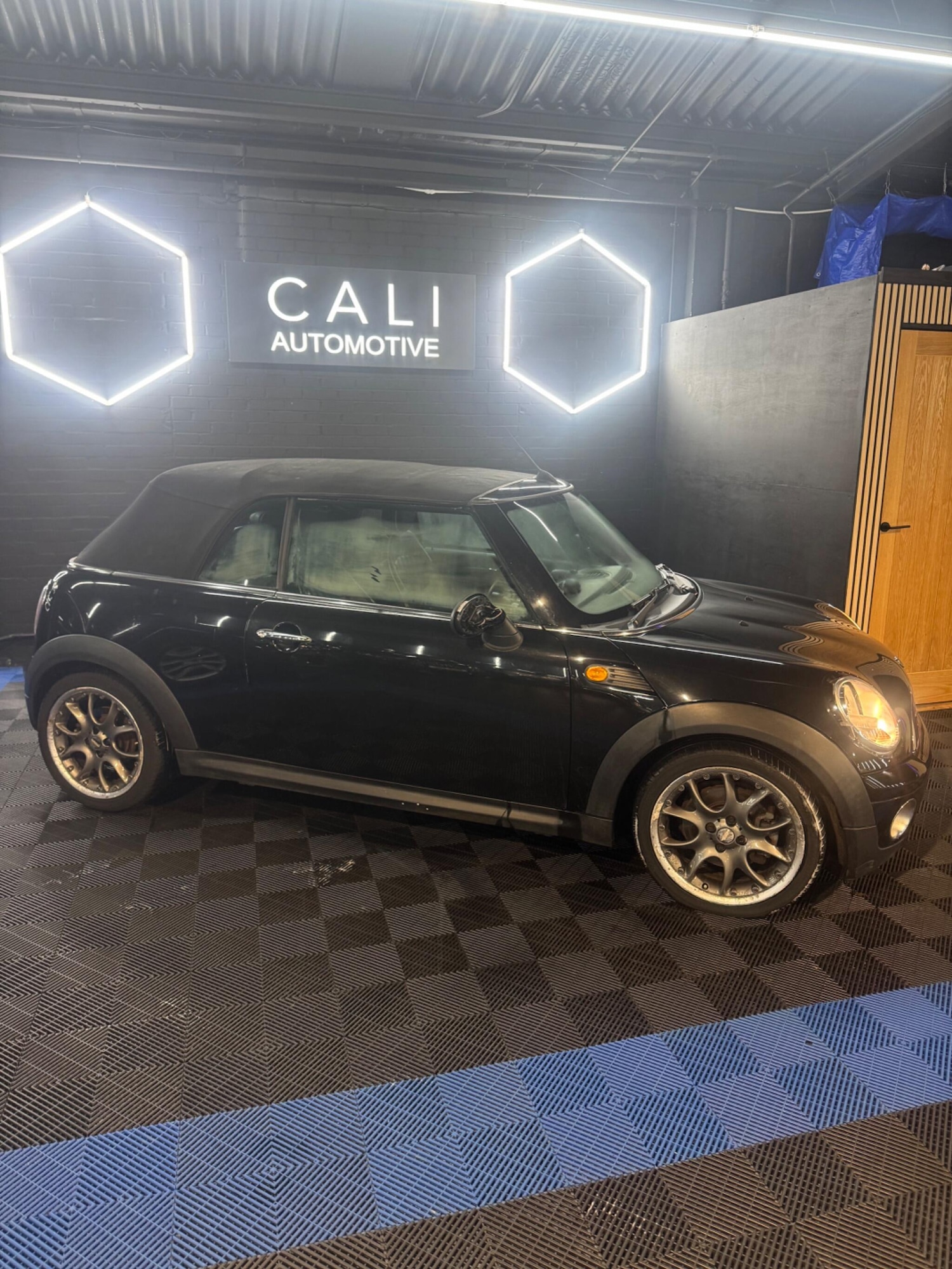 Used MINI Convertible 2010 for sale - 77549993: Photo 18