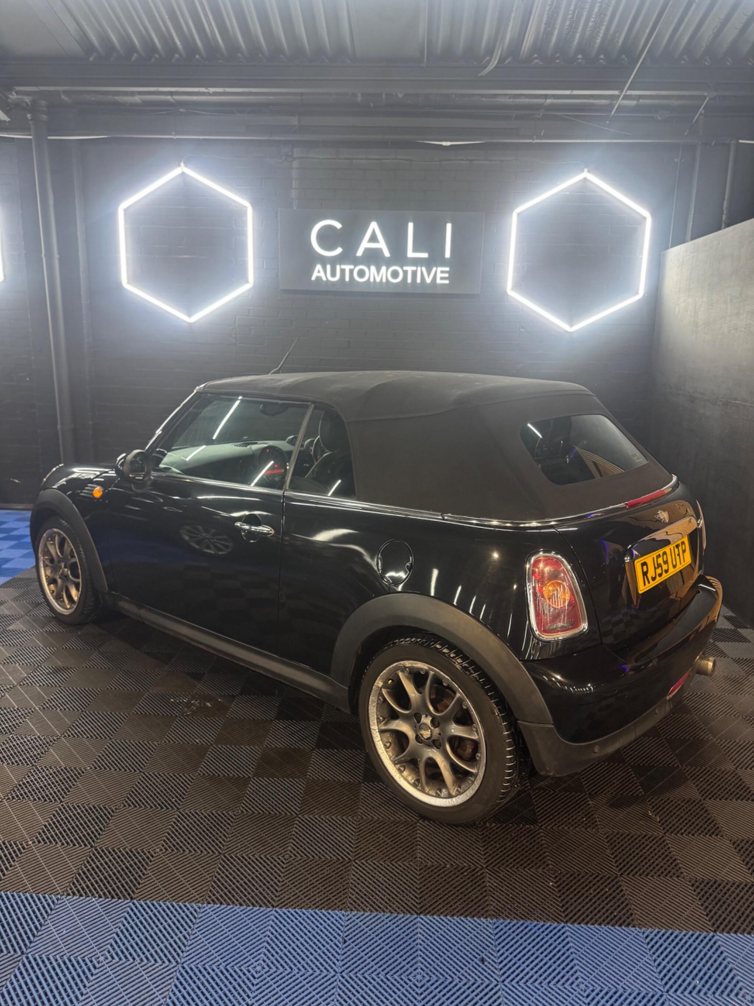Used MINI Convertible 2010 for sale - 77549993: Photo 2