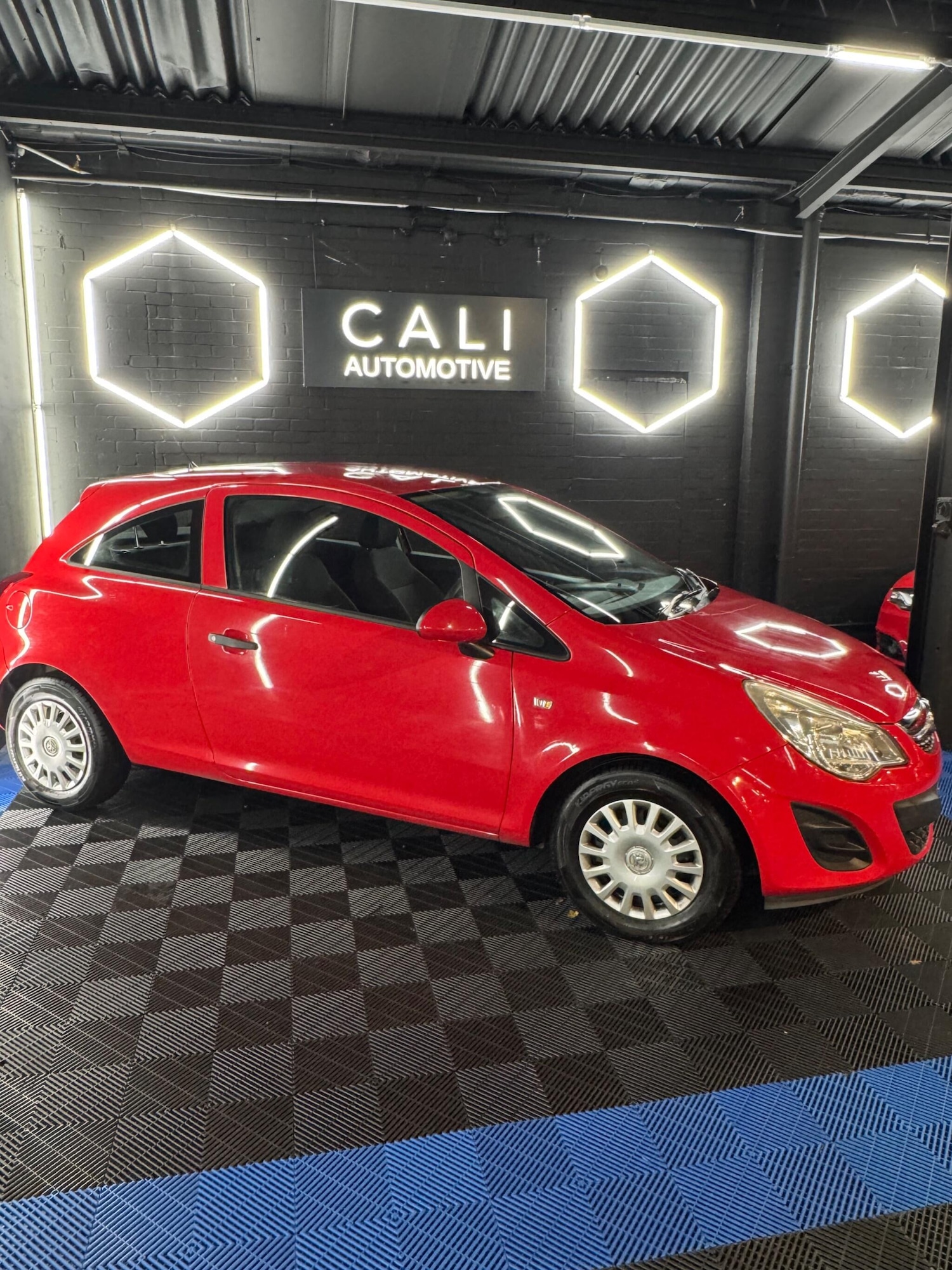 Used Vauxhall Corsa 2012 for sale - 76866469: Photo 2