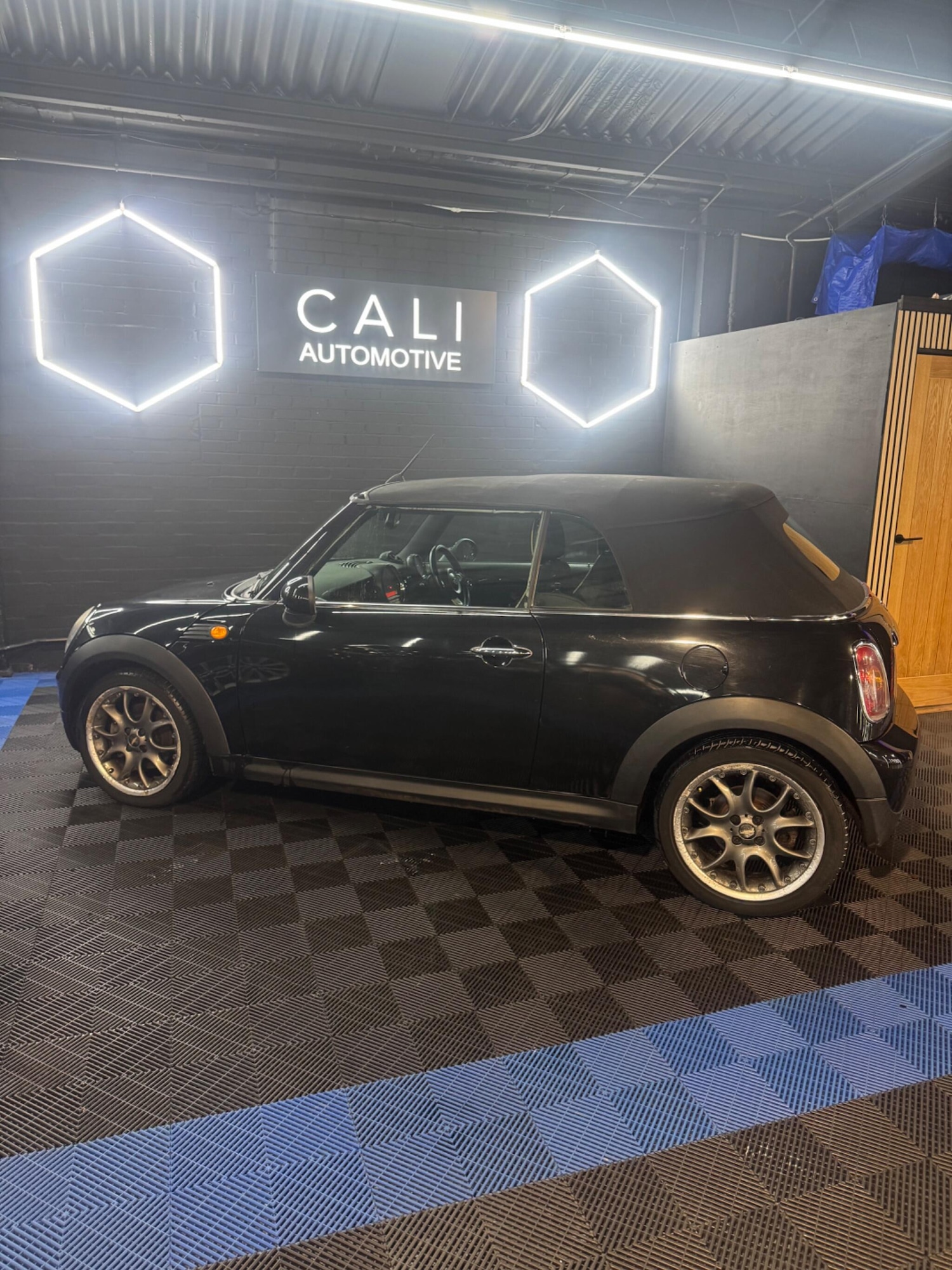 Used MINI Convertible 2010 for sale - 77908723: Photo 12